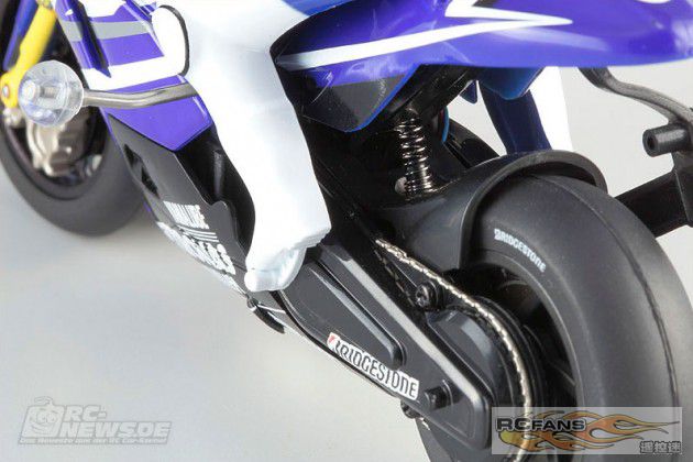 Kyosho-YAMAHA-YZR-M1-5-630x420.jpg