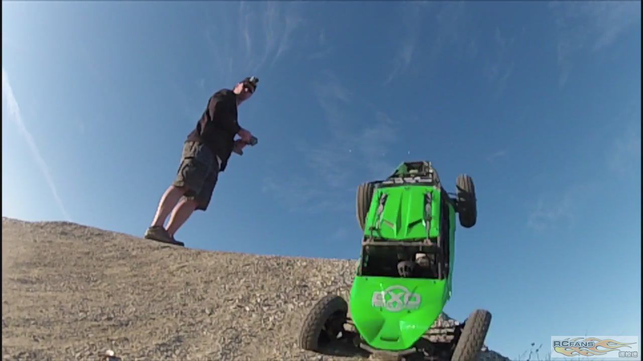 Jumping my Axial EXO Terra Buggy[19-12-58].JPG