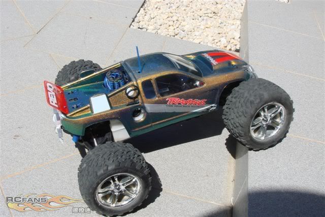 REVO3.3 truggy2.jpg