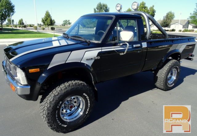 1981-toyota-4x4-pickup-sr5-edition-must-see-near-mint-overall-condition-2.JPG