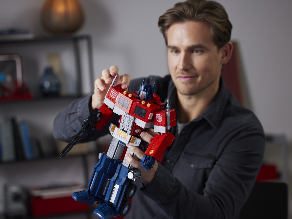 乐高LEGO与孩之宝合推擎天柱拼装模型