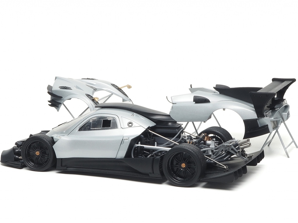 [̬] Almost Real 1/18 Pagani Zonda Revolucion