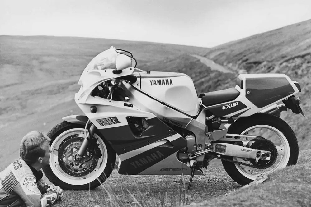 Yamaha FZR750R OW01