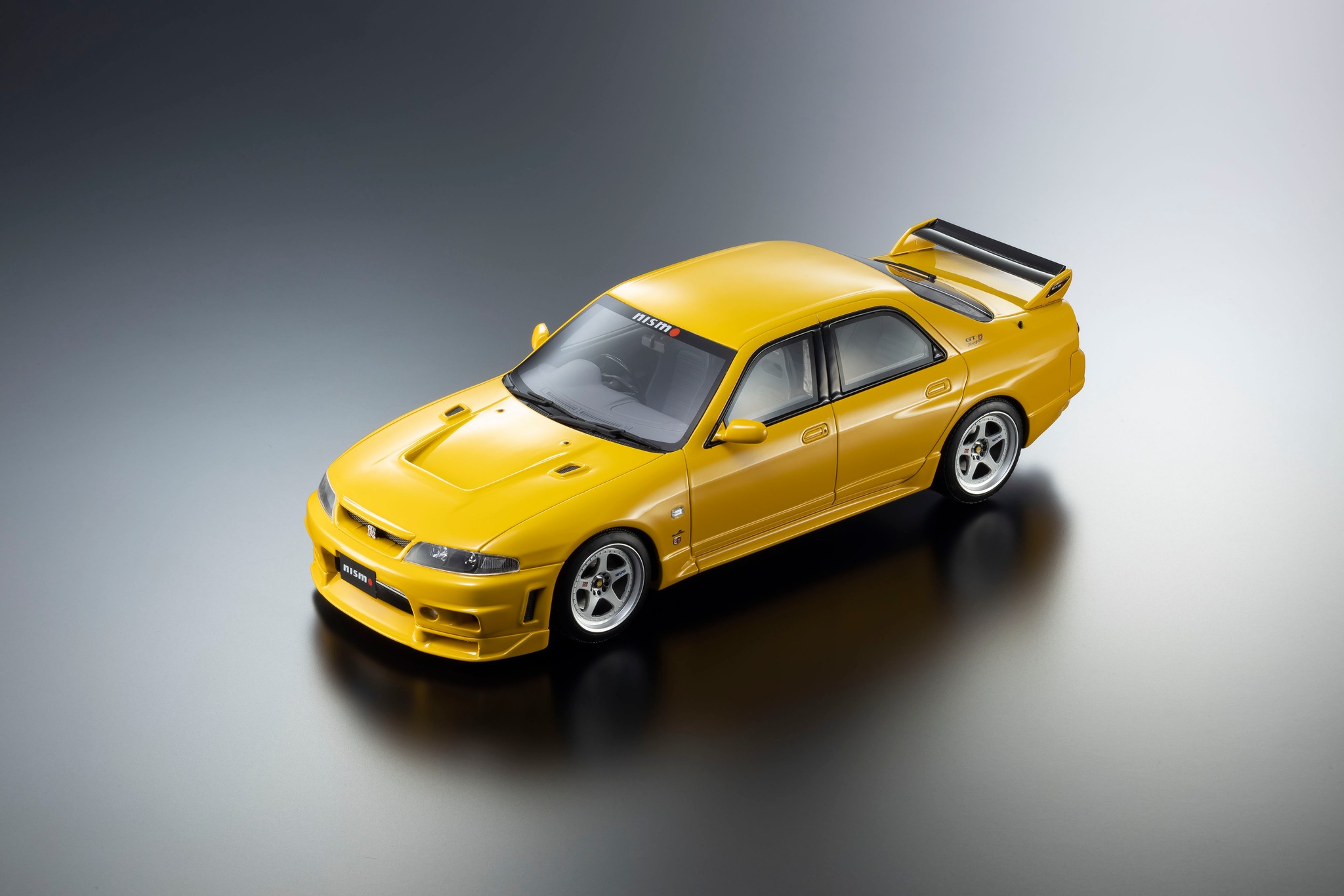 Kyosho 1/18 SAMURAI Collection Nissan Skyline GT-R Autech Version Yellow