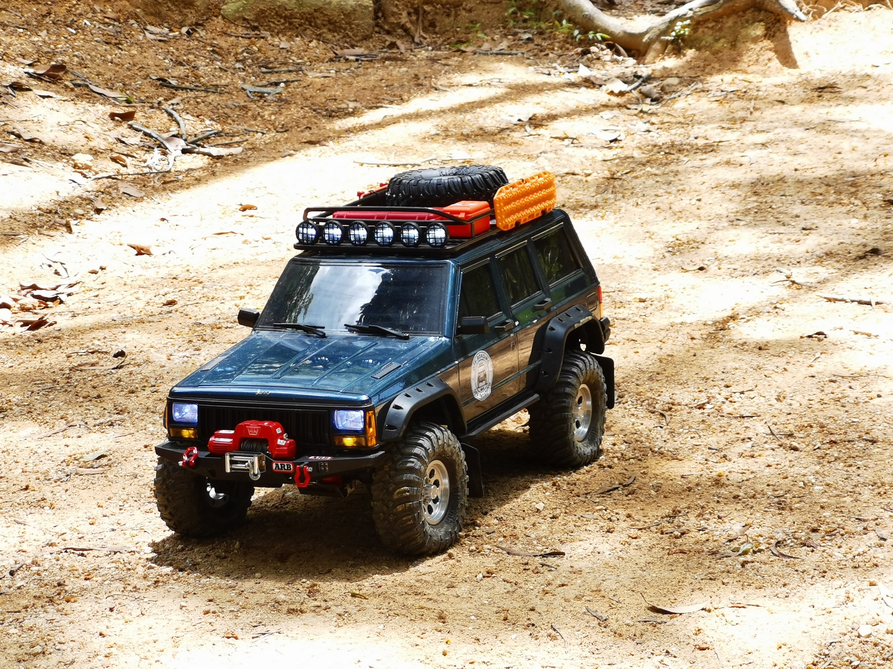 trx4改装硬壳吉普切诺基,背着吉他去爬山