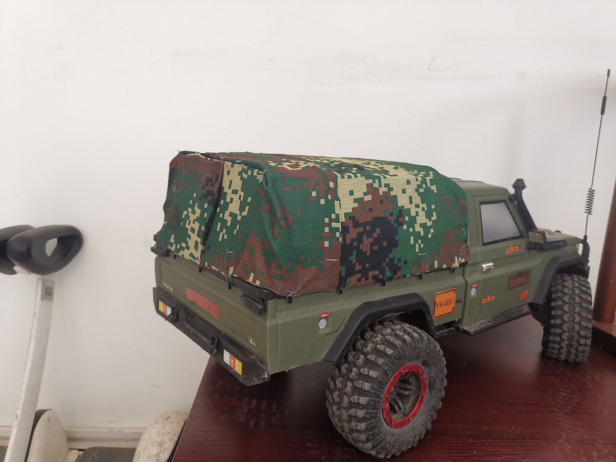 易控军用皮卡自己做的迷彩篷布,第一次下水测试感觉可以潜水了就会