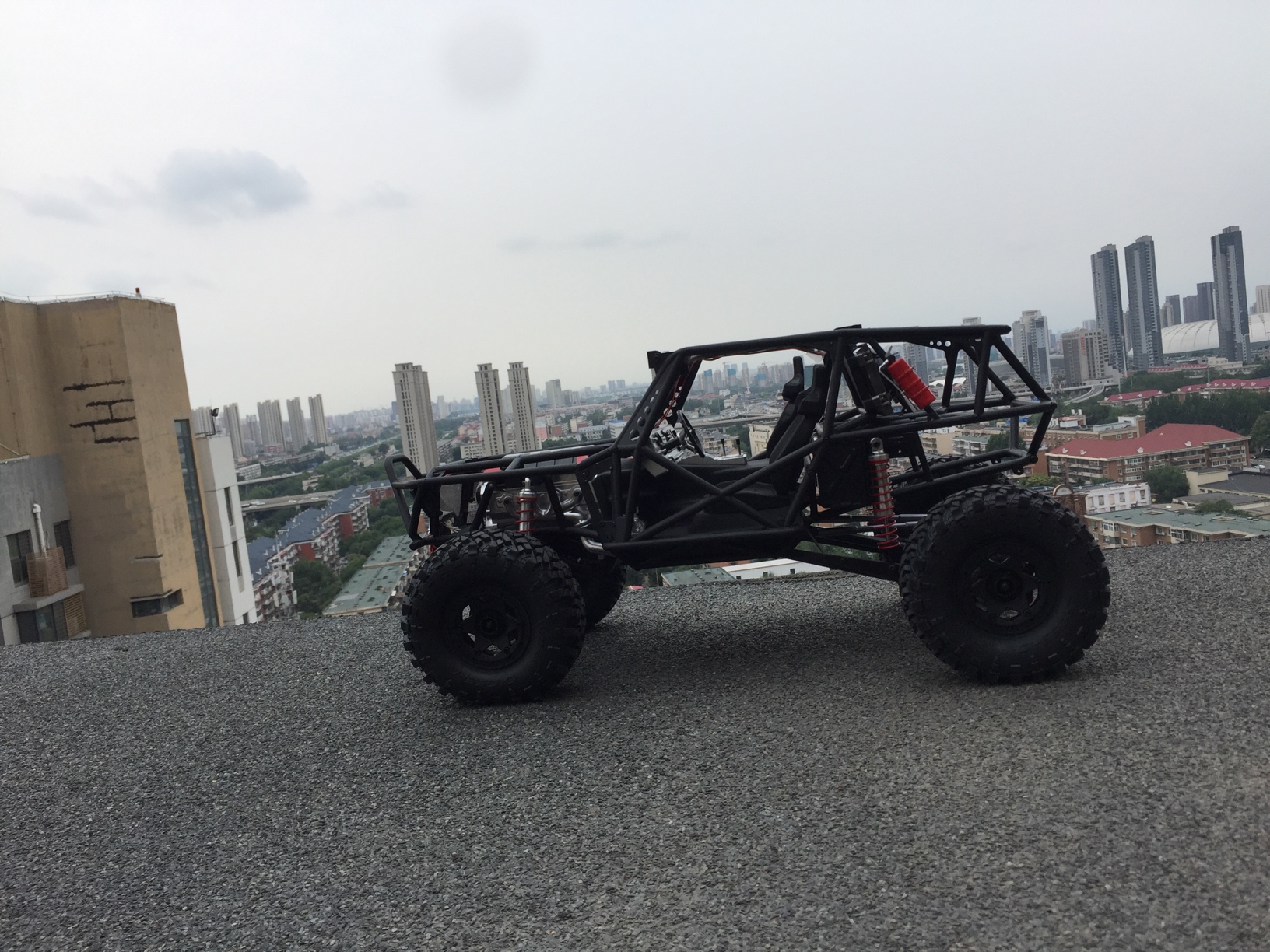 天台上的管架攀爬车!