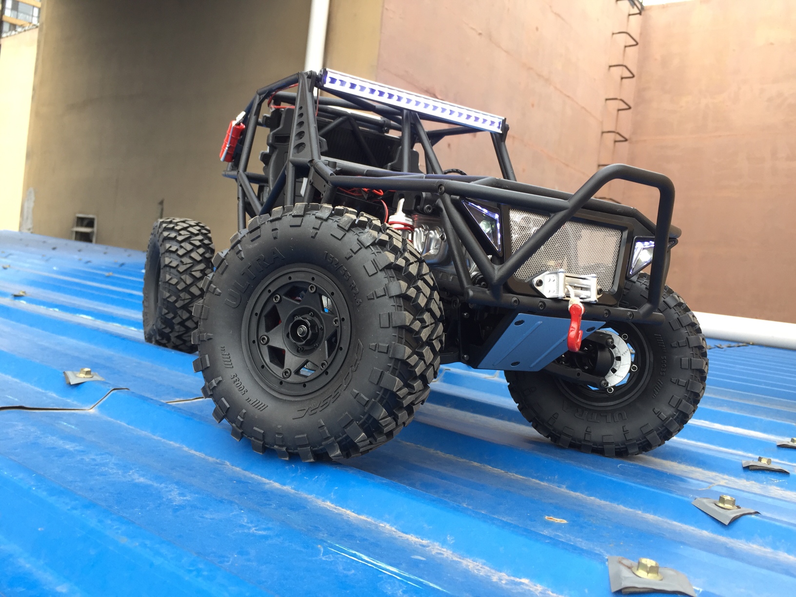 天台上的管架攀爬车!