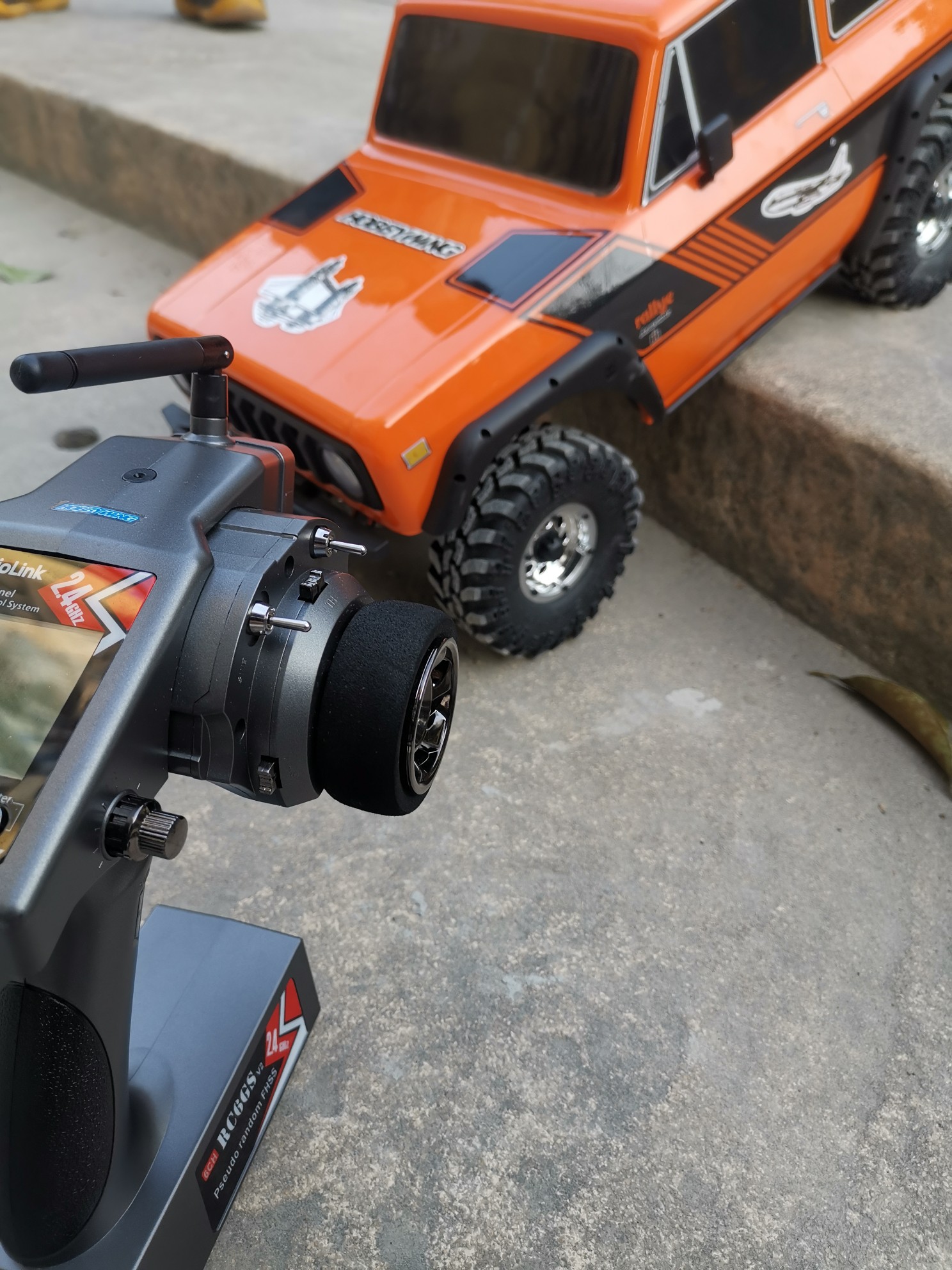 小区玩红猫攀爬车战损