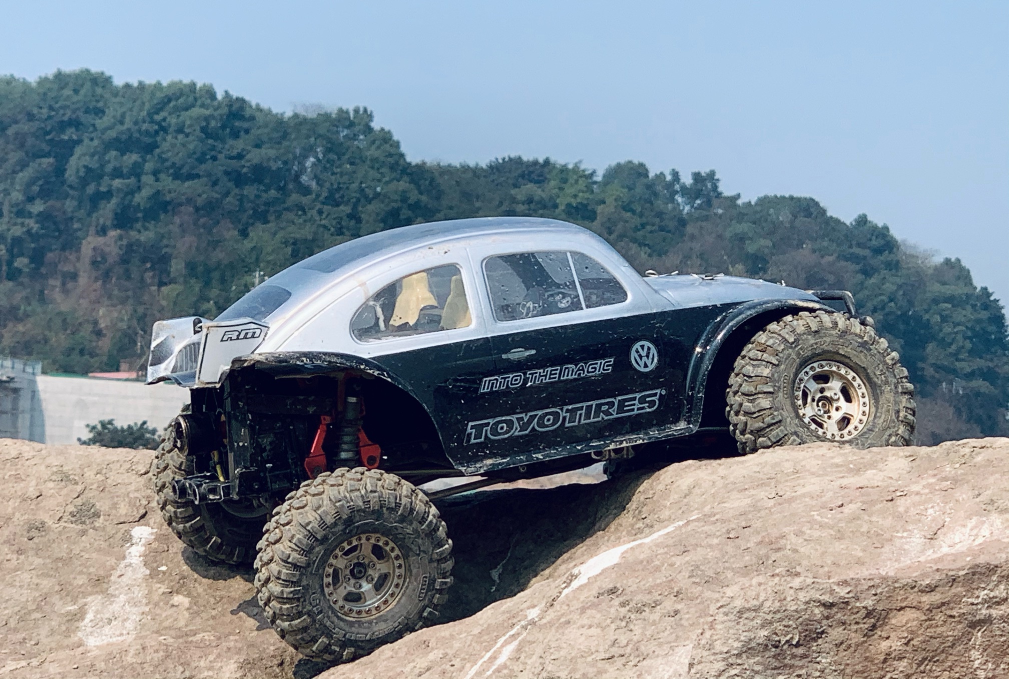 又拿大梁车去爬石头了