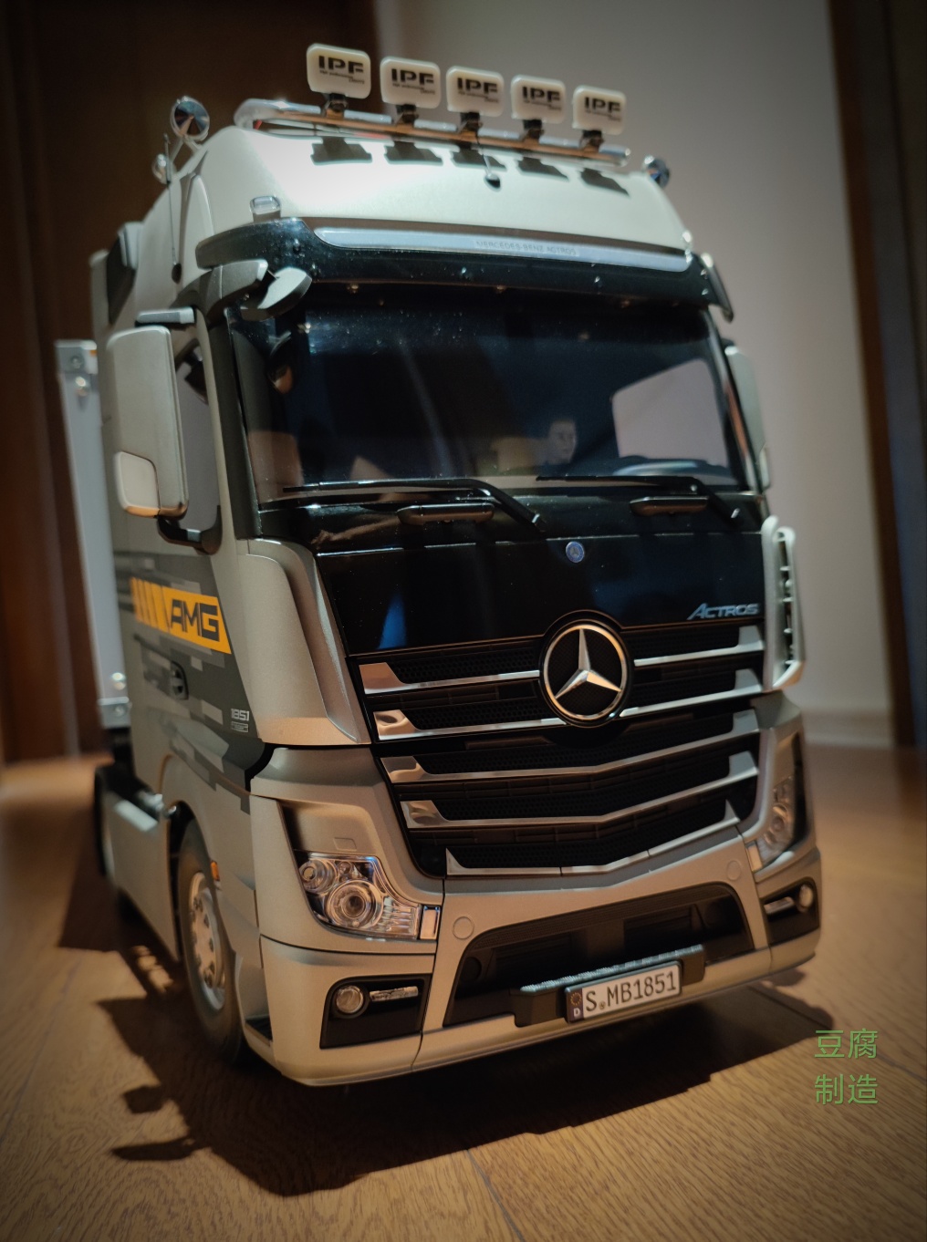 田宫奔驰2轴actros1851亮灯图